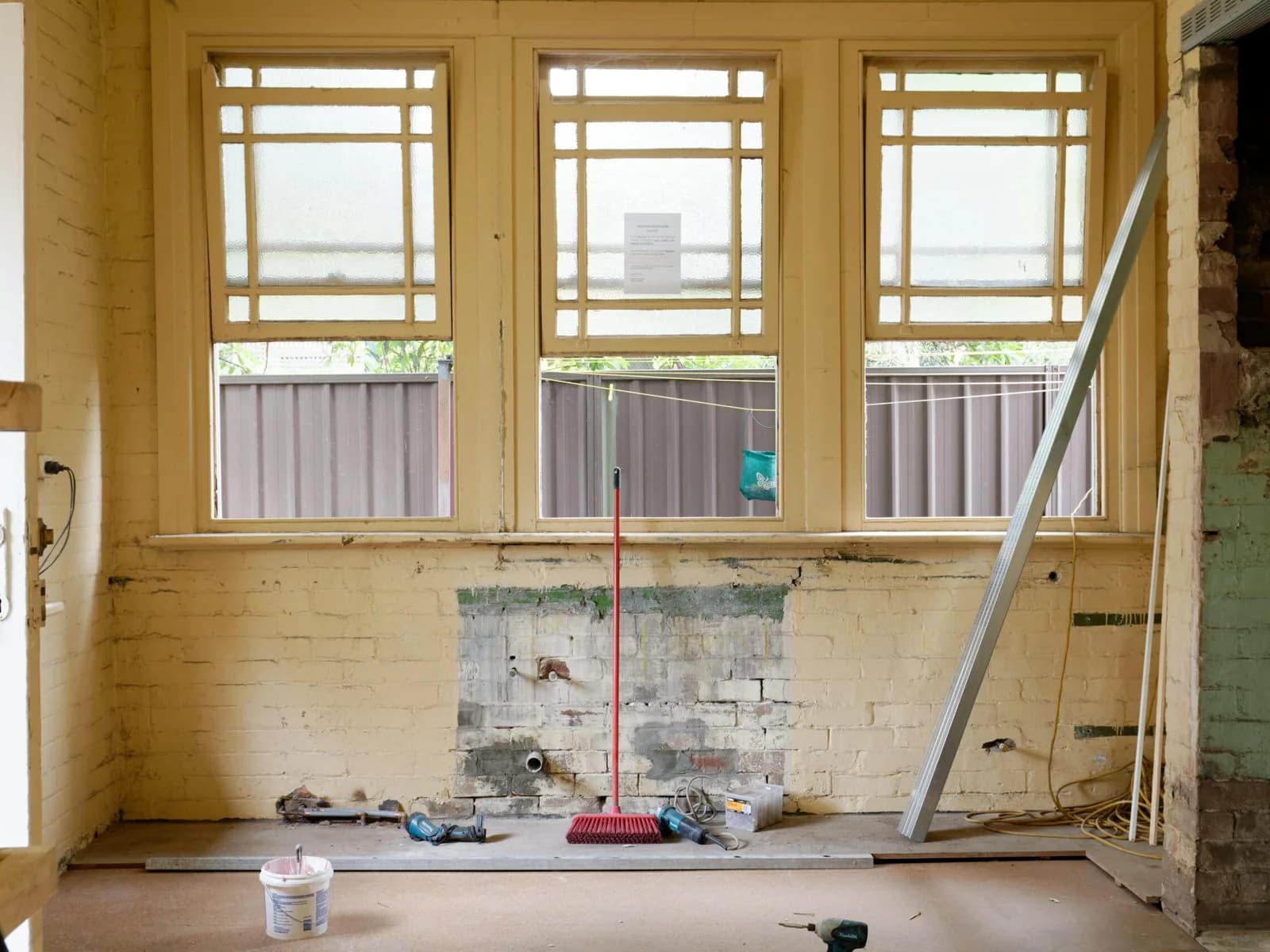Entkernter Raum in einem Altbau während der Sanierung