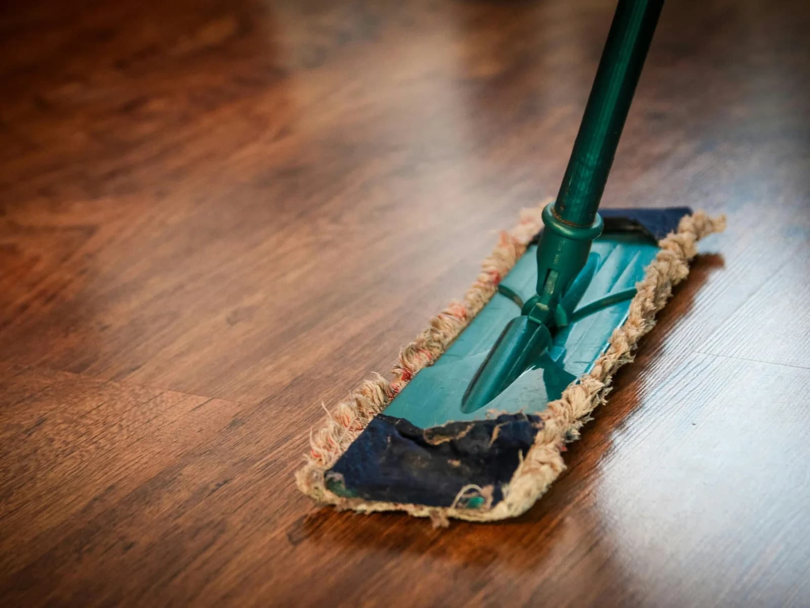 Frisch gepflegter Holzboden mit Bodenwischer