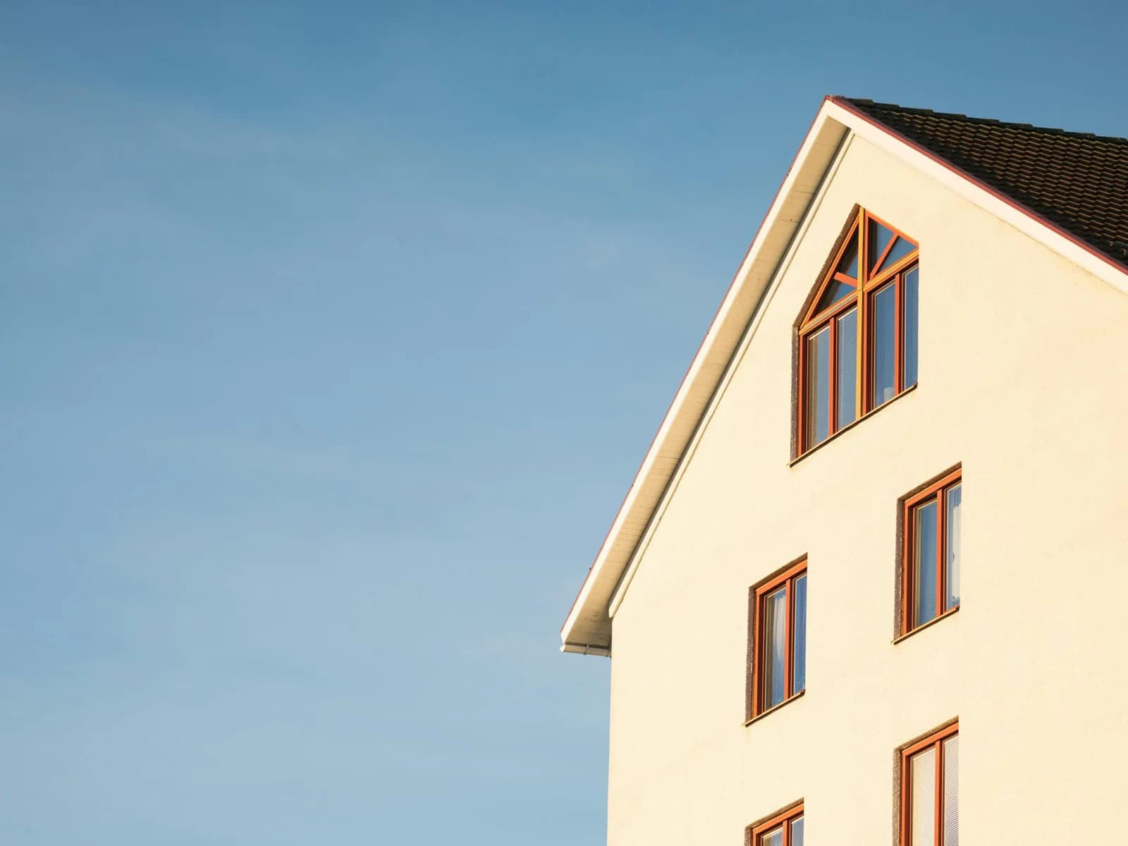 Gelb gestrichene Hausfassade mit Giebel